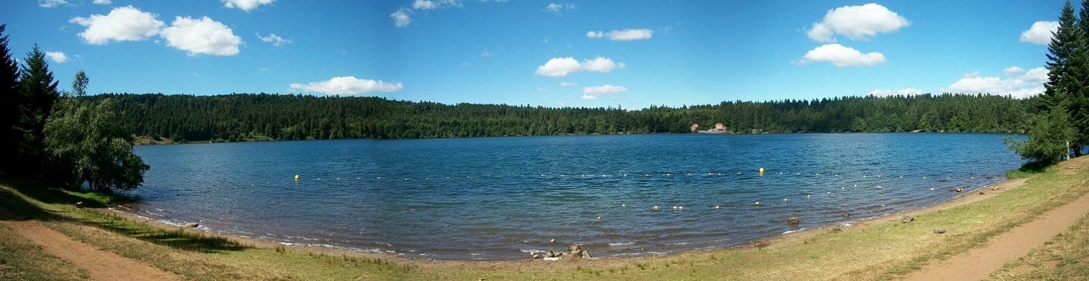 1 Le lac du Bouchet en Haute-Loire (Auvergne-Rhône-Alpes)